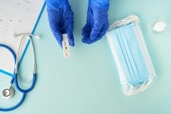 Quelles sont les étapes pour une soupe minestrone italienne rapide ?