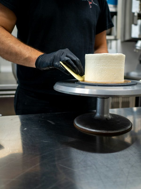Boostez votre pâtisserie avec un plateau tournant professionnel